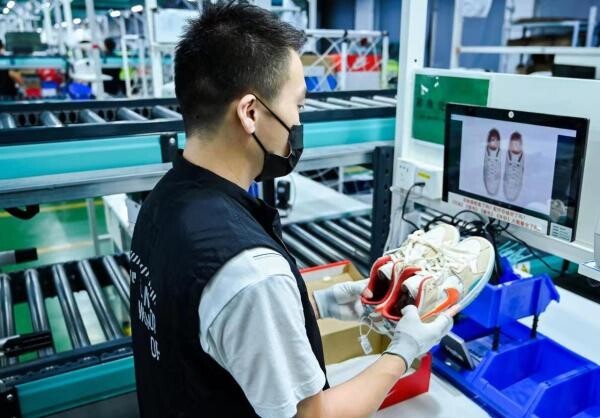 FB体育 FB体育平台得物App：自动化技术+人工质检保障八大环节品控服务链(图3)