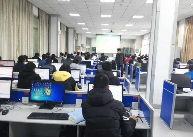 FB体育 FB体育平台有“万金油之称”的8个专业就业方向多但并不是每个都好就业(图1)