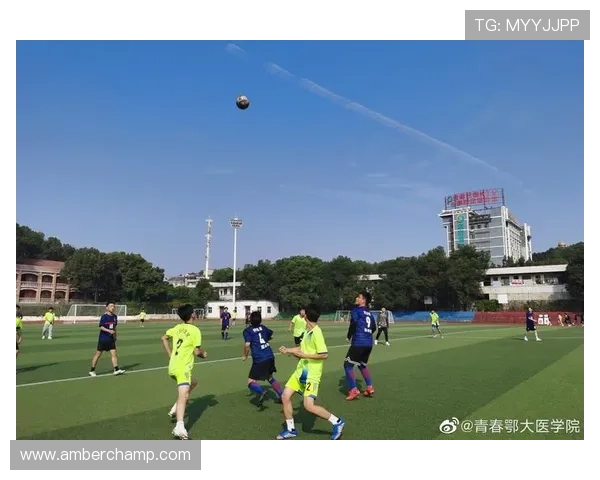 与足球明星亲密合照的女孩们展现青春魅力与梦想追逐的瞬间